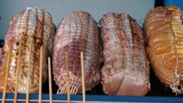 猪肉特写镜头放在一张网中 自制的香肠 肉和香肠吸烟 高质量的4K镜头 — 图库视频影像