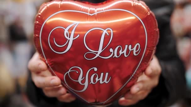Walentynki Zbliżenie Rękach Czerwony Błyszczący Balon Kształcie Serca Napisem Kocham — Wideo stockowe