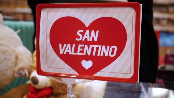 Venta Para San Valentín Primer Plano Estante Tienda Cartel Con — Vídeos de Stock