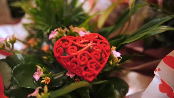 Glad Alla Hjärtans Dag Närbild Bukett Blommor Ett Festligt Paket — Stockvideo