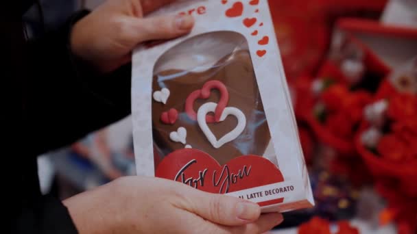 Wyprzedaż Walentynki Zbliżenie Pudełeczko Czekoladowymi Ciasteczkami Kształcie Serc Dłoniach Prezenty — Wideo stockowe