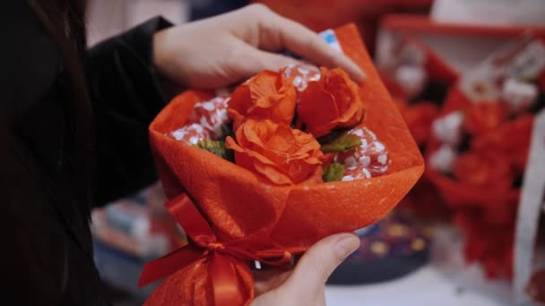 情人节快乐 在手中 小小的浪漫礼物花束与心形糖果和红玫瑰 表达了感情和爱情 情人节的销售 销售各种礼品 — 图库视频影像