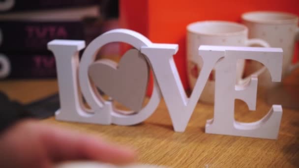 Fijne Valentijnsdag Close Houten Letters Liefde Achtergrond Kleine Koffiebekers Met — Stockvideo