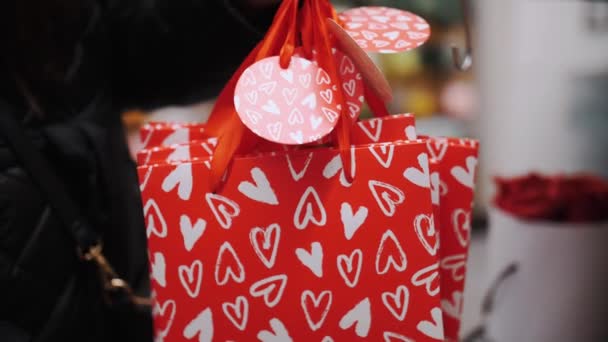 Wyprzedaż Walentynki Zakupy Zbliżenie Czerwone Papierowe Torby Sercami Prezenty Walentynki — Wideo stockowe