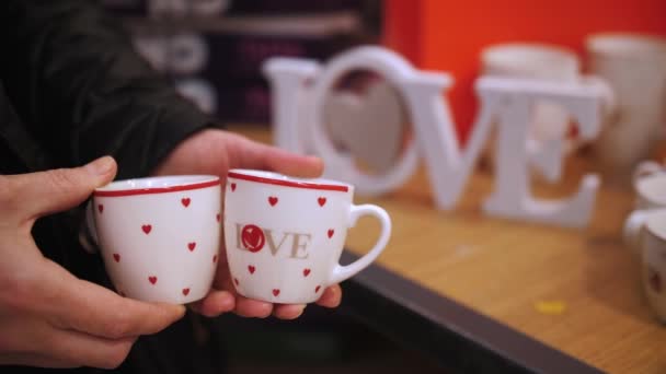 バレンタインデー クローズアップ 赤いハートと愛を手で書く小さなコーヒーカップ バレンタインデーの贈り物 感情と愛の表現として バレンタインデーのショッピングコンセプト — ストック動画