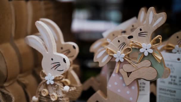 复活节大减价不同有趣的复活节兔子雕像 买复活节装饰品回家 超级市场的复活节装饰品和礼品 — 图库视频影像