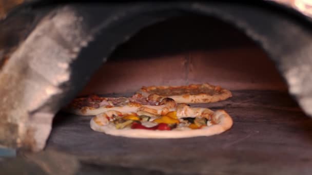 Przygotowanie Włoskiej Pizzy Kamiennym Piekarniku Wysokiej Jakości Materiał — Wideo stockowe