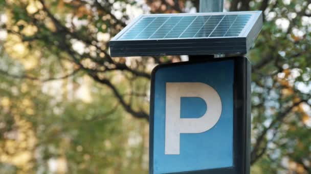 Een Parkeerbord Aangedreven Door Een Zonnepaneel Een Paal Milieuvriendelijke Verkeersborden — Stockvideo