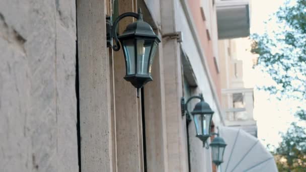 Utcai Lámpák Egy Épület Falán Antik Lámpák Amelyek Megvilágítják Utcát — Stock videók