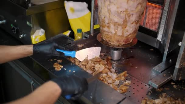 クックは シャワーマ ジャイロ ドナーケバブを作るために肉をカットします 肉を歪めて調理する 高品質の4K映像 — ストック動画