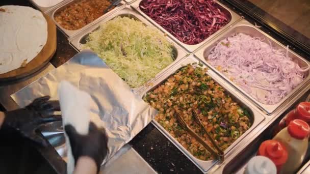 Szef Kuchni Przygotowuje Shawarma Wykorzystaniem Następujących Składników Sos Mięsny Lavash — Wideo stockowe