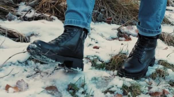 Nieve Hierba Con Hojas Turista Una Mujer Con Botas Camina — Vídeos de Stock