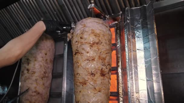 Szakács Húst Szeletel Hogy Shawarmát Giroszt Doner Kebabot Csináljon Húst — Stock videók