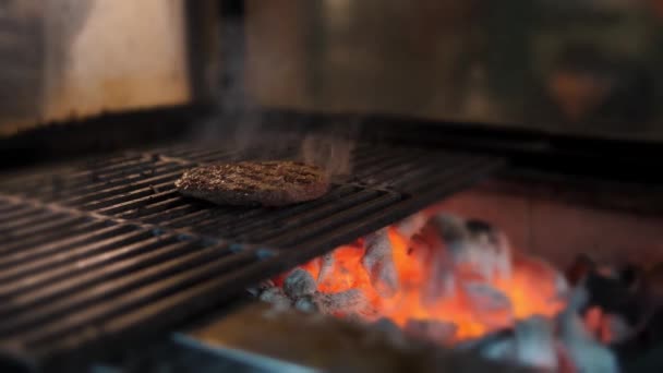 Grill Restaurant Grilling Meat Burgers Italian Restaurant Chef Preparing Burger — Stock Video