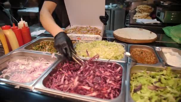 Chef Está Preparando Shawarma Usando Seguintes Ingredientes Molho Carne Lavash — Vídeo de Stock