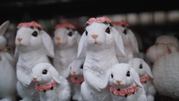 复活节大减价不同有趣的复活节兔子雕像 买复活节装饰品回家 超级市场的复活节装饰品和礼品 — 图库视频影像