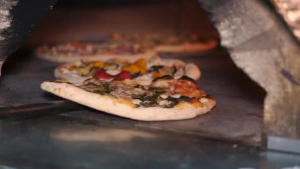 Taş Fırında Talyan Pizzası Hazırlıyorum Yüksek Kalite Görüntü — Stok video