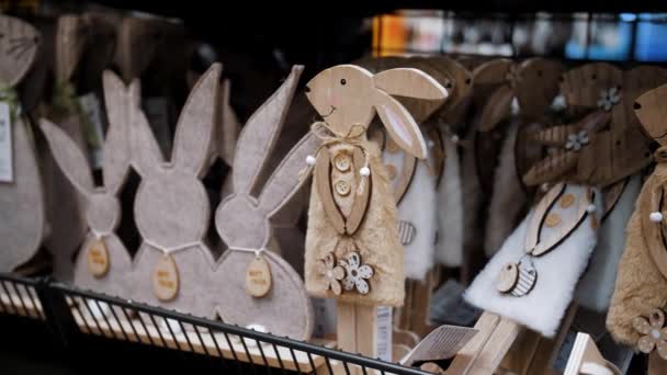 Osterverkauf Verschiedene Lustige Osterhasenfiguren Statuetten Einkaufen Von Osterdekoration Für Hause — Stockvideo