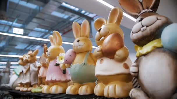 Venta Pascua Diferentes Figuras Divertidas Conejito Pascua Estatuillas Compras Decoración — Vídeos de Stock