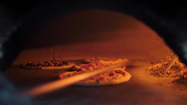 Przygotowanie Włoskiej Pizzy Kamiennym Piekarniku Wysokiej Jakości Materiał — Wideo stockowe