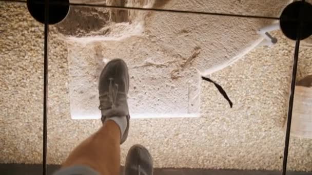 第一点 玻璃下考古发掘博物馆 历史文物 俯瞰游客在坚固的玻璃表面上行走的脚步声 高质量的4K镜头 — 图库视频影像