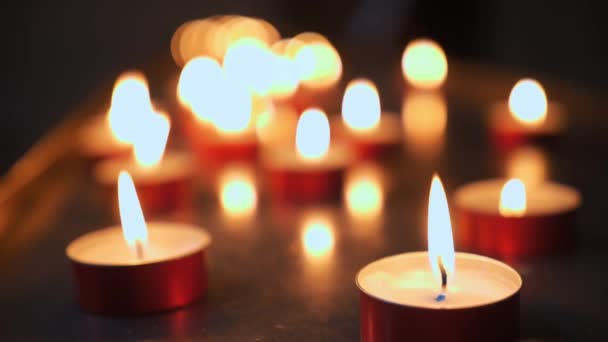 Многие Свечи Горят Темноте День Памяти Свечами Зажженные Мемориальные Свечи — стоковое видео