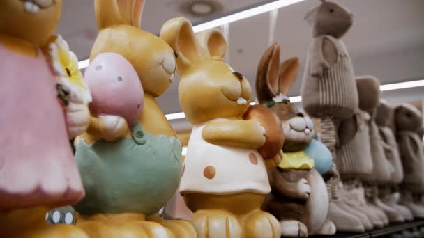 Venda Páscoa Diferentes Figuras Engraçadas Coelho Páscoa Estatuetas Compras Decoração — Vídeo de Stock