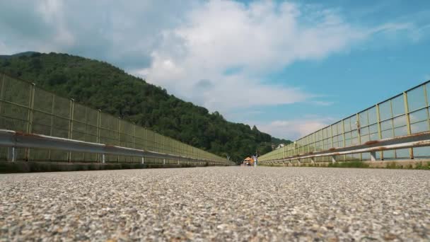 Μια Γέφυρα Στις Άλπεις Μια Καλοκαιρινή Μέρα Ασφαλισμένο Μεταλλικό Κιγκλίδωμα — Αρχείο Βίντεο