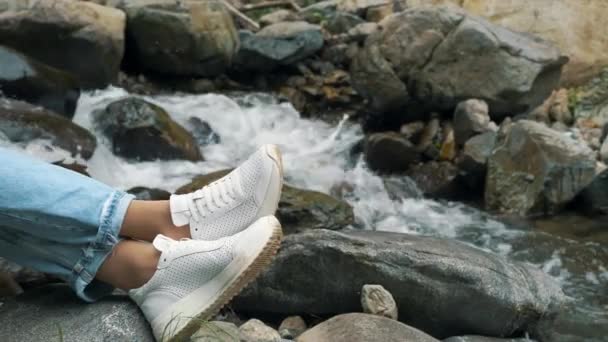 Meninas Pernas Relaxadas Contra Pano Fundo Rio Montanha Turismo Relaxamento — Vídeo de Stock