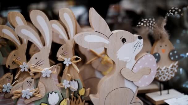 Великодній Продаж Різні Веселі Статуетки Великодніх Кроликів Покупки Великодніх Прикрас — стокове відео