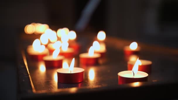 Πολλά Κεριά Καίγονται Στο Σκοτάδι Ημέρα Μνήμης Κεριά Ανάβει Κεριά — Αρχείο Βίντεο