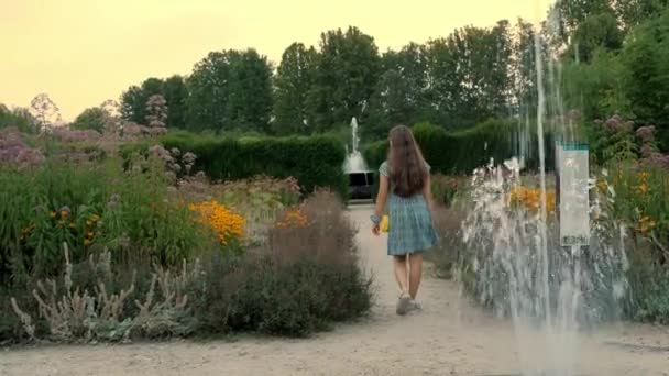 Una Chica Paseando Por Hermoso Jardín Atardecer Jardín Grande Hermoso — Vídeo de stock