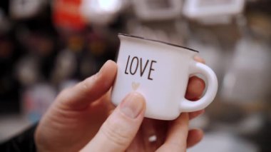 Sevgililer Günün kutlu olsun. Yakın plan. Küçük kahve fincanı, el ele aşk yazıları. Sevgililer Günü 'nde hediye, duyguların ve aşkın ifadesi olarak. Aşk konsepti. 