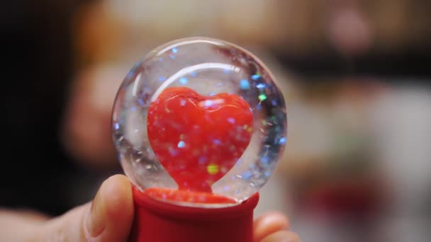 Feliz Dia Dos Namorados Close Mão Bola Vidro Com Coração — Vídeo de Stock