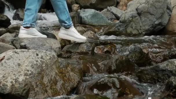 Close Meninas Pernas Jeans Tênis Contra Pano Fundo Rio Montanha — Vídeo de Stock