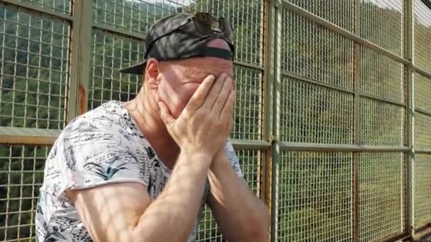 Depression Midlife Crisis Bei Männern Müder Depressiver Mann Burnout Lebensprobleme — Stockvideo
