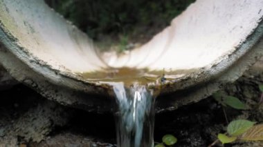 Ormandaki drenaj sistemi. Su kanaldan akıyor. Alplerdeki orman ve park drenajı. Yağış koruması için drenaj sistemi. Çevresel koruma. Yüksek kalite 4k görüntü