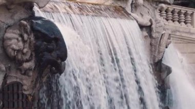 Şehir çeşmesine yakın çekim. Şehir parkında yapay şelale. Yüksek kalite 4k görüntü