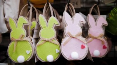 Paskalya panayırı. Yakın plan. Süslü, Paskalya hediyesi bir mağazada sergilenen tavşan çantalarına dokundu. Geleneksel Avrupa paskalya dekoru ve dekorasyonları. 