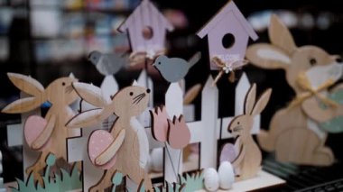 Paskalya indirimi. Farklı komik Paskalya tavşanı heykelcikleri, heykelcikler. Ev için Paskalya dekorasyonu alışverişi. Paskalya süsleri ve hediyeler dükkanda, süpermarkette.. 