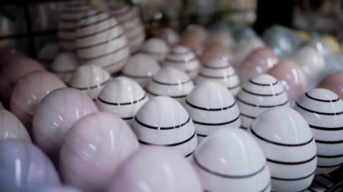 Paskalya panayırı. Yakın plan. Paskalya yumurtalarının renkli figürleri. Geleneksel Avrupa paskalya dekorasyonu ve dekorasyonları. Bir dükkanda Paskalya görüntüsü.