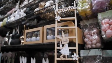 Paskalya panayırı. Yakın plan. Paskalya tavşanları ve yumurtalarının komik heykelcikleri. Geleneksel Avrupa paskalya dekorasyonu ve dekorasyonları. Bir dükkanda Paskalya görüntüsü.