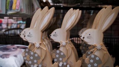 Paskalya indirimi. Farklı komik Paskalya tavşanı heykelcikleri, heykelcikler. Ev için Paskalya dekorasyonu alışverişi. Paskalya süsleri ve hediyeler dükkanda, süpermarkette.. 