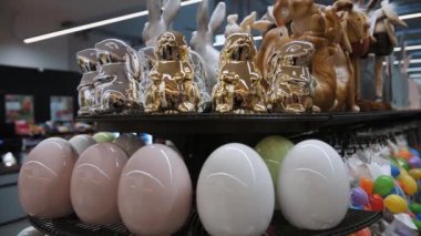 Paskalya panayırı. Yakın plan. Paskalya tavşanları ve yumurtalarının altın heykelcikleri. Geleneksel Avrupa paskalya dekorasyonu ve dekorasyonları. Bir dükkanda Paskalya görüntüsü.