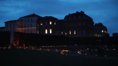 VENARIA, TURIN, ITALY, 11 Haziran 2023: Venaria Reale Palace 'ın Venaria Reale' deki gece çekimi. Yüksek kalite 4k görüntü