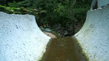 Ormandaki drenaj sistemi. Su kanaldan akıyor. Alplerdeki orman ve park drenajı. Yağış koruması için drenaj sistemi. Yüksek kalite 4k görüntü