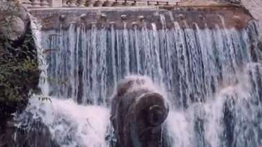  Yapay bir şelale. Şehir çeşmesine yakın çekim. - Evet. Yüksek kalite 4k görüntü