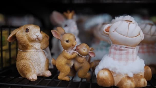 Jarmark Wielkanocny Zbliżenie Wielobarwne Figurki Króliczków Wielkanocnych Jagniąt Lub Owiec — Wideo stockowe