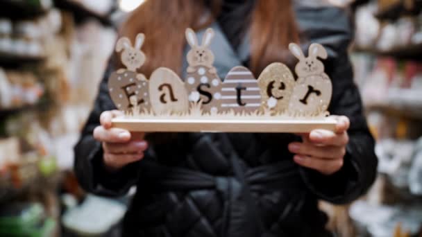 Sprzedaż Wielkanocna Zbliżenie Żeńskie Dłonie Trzymające Drewnianą Dekorację Napisem Wielkanoc — Wideo stockowe
