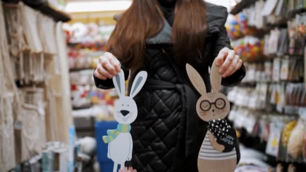 Jarmark Wielkanocny Zbliżenie Żeńskie Dłonie Trzymające Dekoracje Wielkanocne Zabawne Figurki — Wideo stockowe